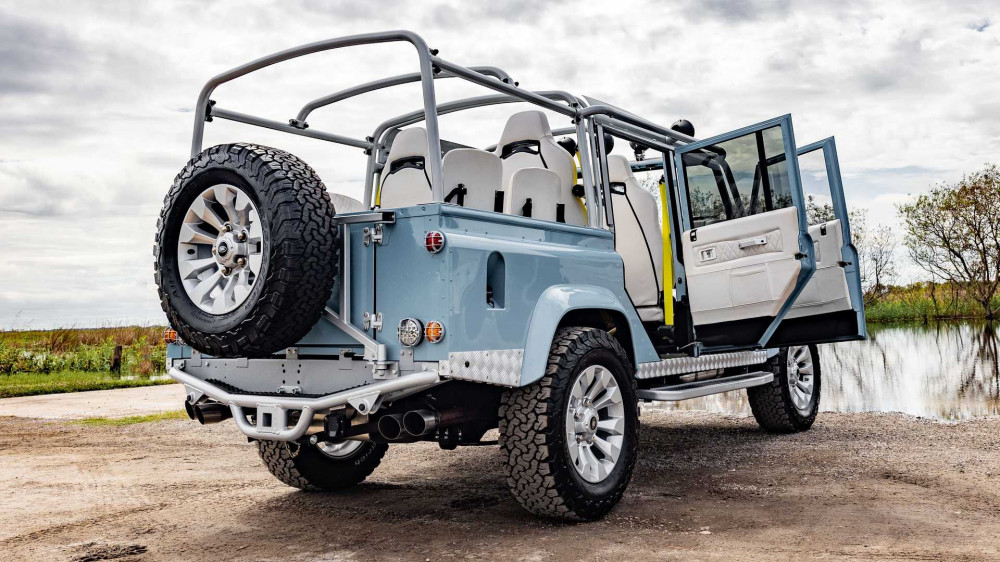 Land Rover Defender 